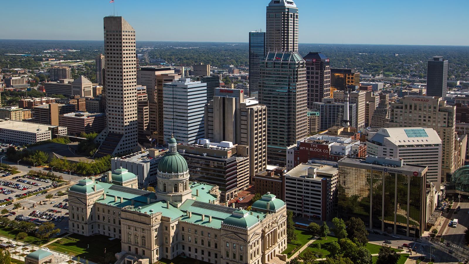 Aerial view of downtown Indianapolis and the Indiana Statehouse
