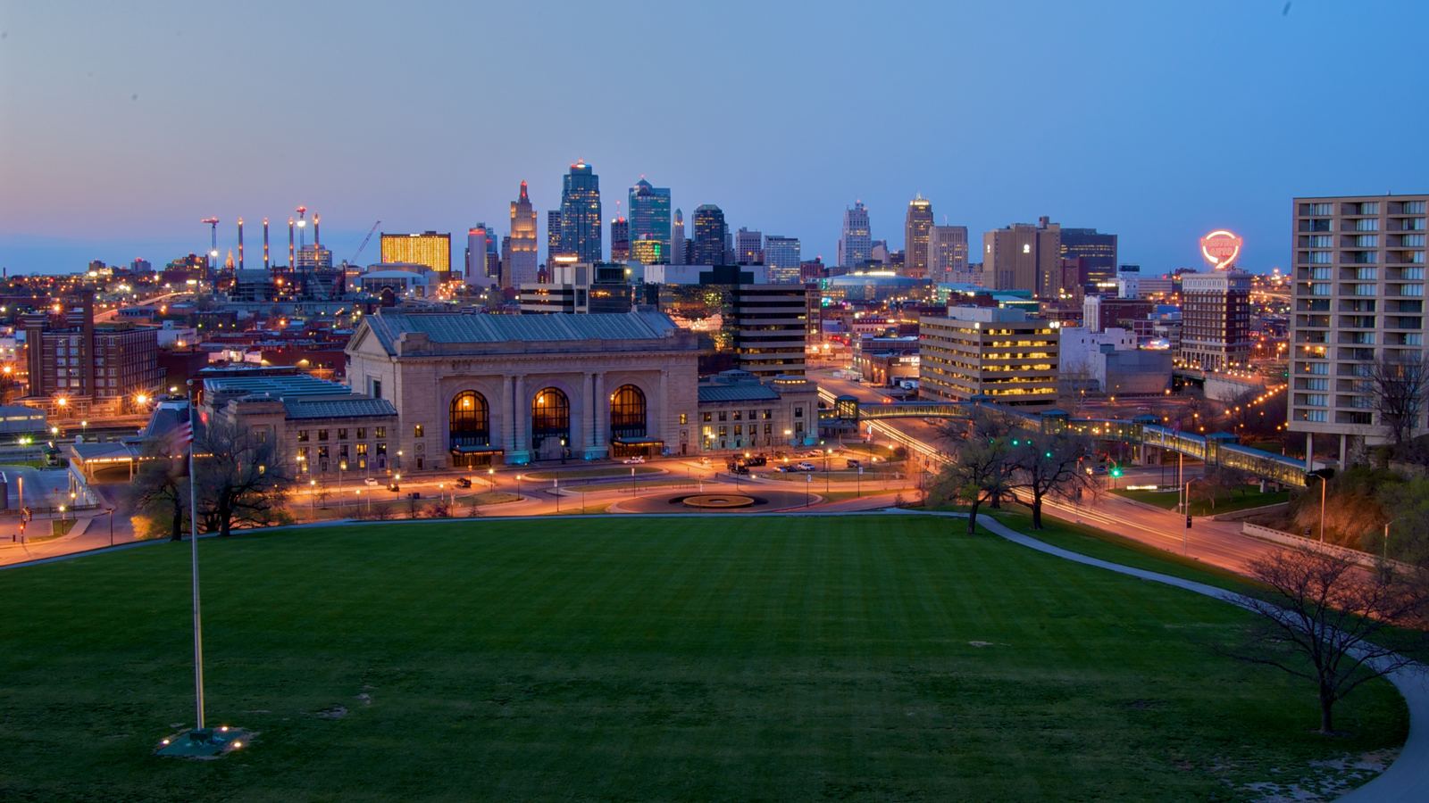 Kansas City, Missouri skyline and Union Station at dusk